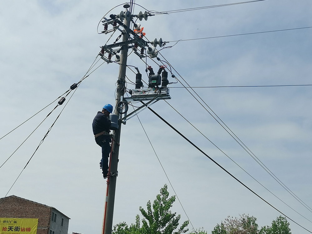 10KV 智能型真空断路器。线路安装现场